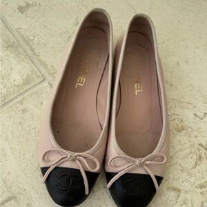 Chanel Women's Black and Cream Ballet Flats